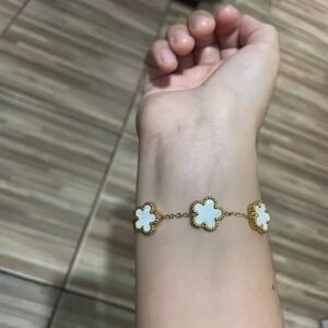 Elegant Gold and White Clover Bracelet